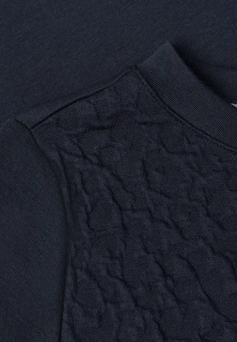 Shirt mit Boat Neck und Strukturmix urban dark blue Dunkelblaues Oberteil aus Strick mit Ton-in-Ton-Blumenmuster auf der Brust.