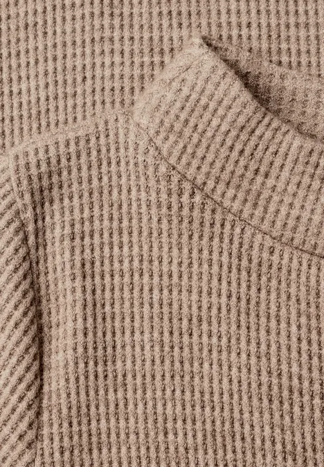 Shirt mit Funnel Neck und Waffelstruktur creamy mocha melange Beiger Strickpullover mit Rollkragen und grobem Strickmuster.