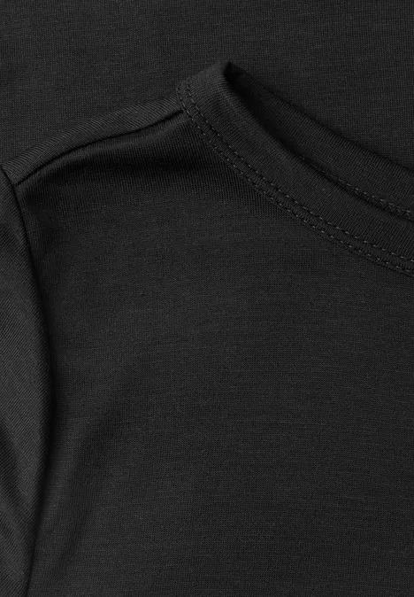Zbliżenie czarnego T-shirta z okrągłym dekoltem i delikatną fakturą tkaniny.