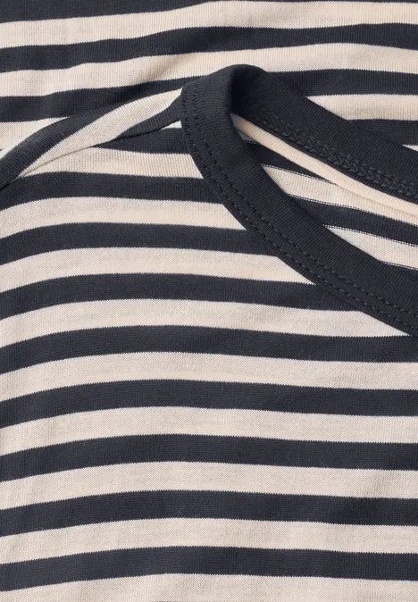 Nahaufnahme eines schwarz-weißen, quer gestreiften Shirts mit Rundhalsausschnitt.