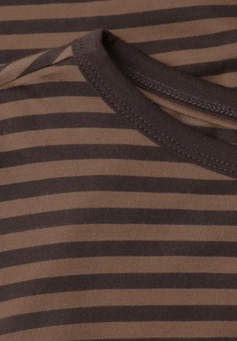 Shirt met lange mouwen, boothals en strepen truffle brown Close-up van een bruin gestreept T-shirt met ronde hals.