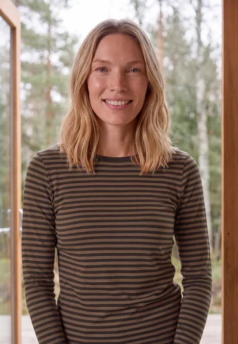 Shirt met lange mouwen, boothals en strepen truffle brown Glimlachende vrouw met een gestreept shirt met lange mouwen voor een bosachtergrond.