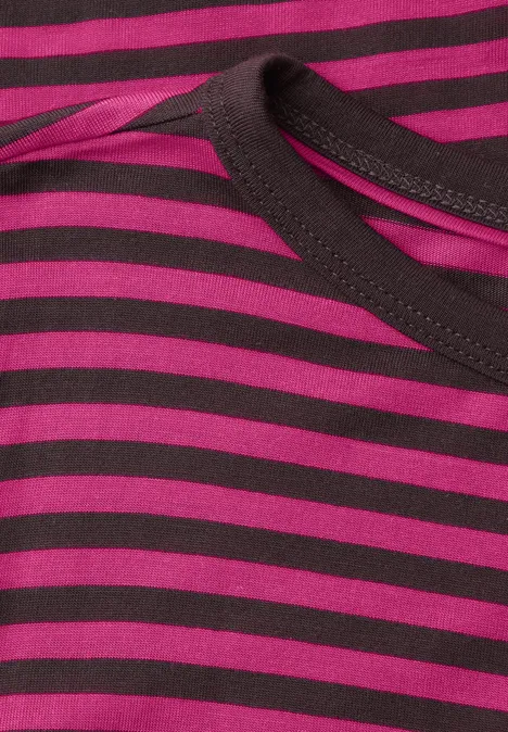 Shirt met lange mouwen, boothals en strepen pink flash Close-up van een gestreept T-shirt in roze en donkerbruin.