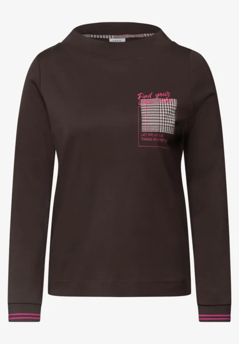 Langarm Shirt mit Funnel Neck und Print truffle brown Dunkelbraunes Langarmshirt mit schmalem Rundhalsausschnitt, gestreiftem Brustprint und farbigen Bündchen.