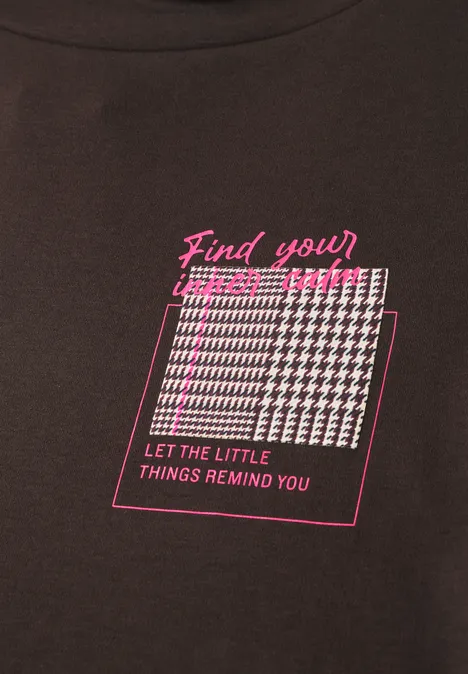 Langarm Shirt mit Funnel Neck und Print truffle brown Dunkles Shirt mit pinkem 'Find your'-Schriftzug, weiß-pinkem Hahnentrittmuster und 'Let the little things remind you'.