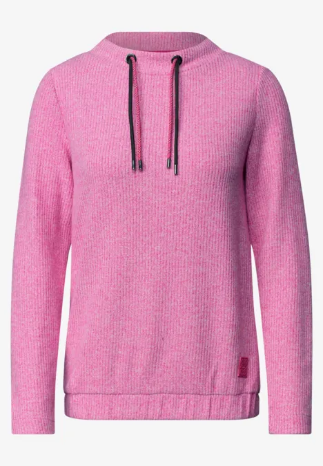 Lichtroze hoodie met capuchon en zwarte koordjes.