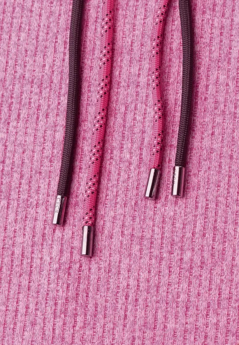 Roze geribbelde stof met fuchsia koorden en zilverkleurige metalen uiteinden.
