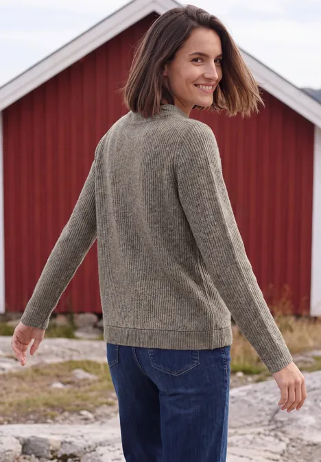 Shirt in Rippstruktur mit Funnel Neck truffle brown melange Frau im grauen Pullover lächelt vor roter Scheune.