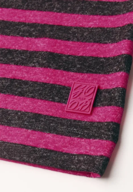 T-shirt rayé à manches longues et col bateau truffle brown melange Schwarz-pink gestreiftes Stoffstück mit kleiner, pinker Markenapplikation am Saum.