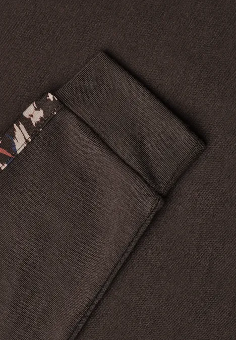 Shirt mit Boat Neck und Print-Tape truffle brown Detailaufnahme eines schwarzen Kleidungsstücks mit Tasche und farbig gemustertem Besatz