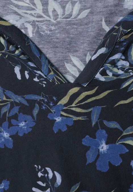 Tissu bleu foncé à motif floral avec nuances de bleu et touches de vert.