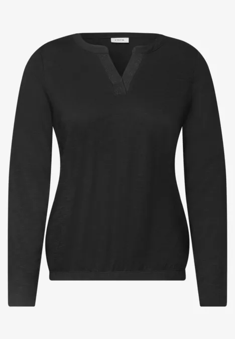 Pull noir à col V et manches longues, bord fin, design épuré.