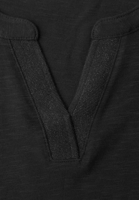 T-shirt noir à col en V avec bordure texturée