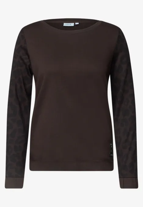 T-shirt à col rond et manches léopard truffle brown Dunkelbrauner Damenpullover mit unifarbenem Körper und gemusterten Ärmeln, Rundhalsausschnitt.