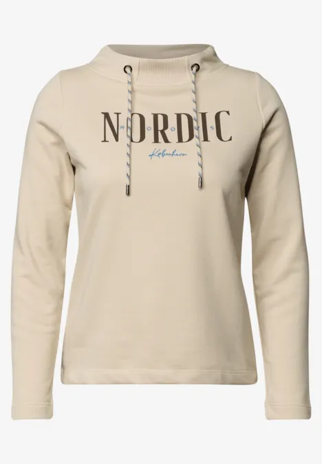 Beiger Kapuzenpullover mit bedrucktem Schriftzug "NORDIC" auf der Vorderseite.