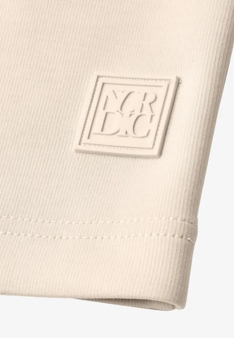 T-shirt à manches longues, col rond et texture côtelée pearl beige Beiges, geripptes Textil mit eingenähter quadratischer Logo-Applikation 'NOR·C'.