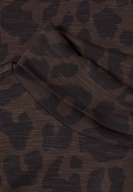 T-shirt à manches longues, col roulé et motif léopard truffle brown Brauner Stoff mit dunklem Leopardenprint, sichtbare Naht und Tasche.