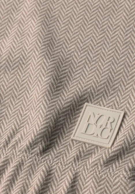 T-shirt à manches longues avec motif en chevrons pearl beige Beige Stoff mit Fischgrätmuster und eingenähter quadratischer Logo-Patch mit geprägten Buchstaben.