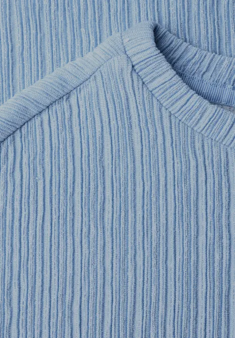 Ottoman Shirt mit Boat Neck cosmopolitan blue Nahaufnahme eines hellblauen, gerippten Strickpullovers.