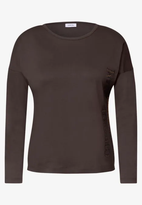 Braunes Langarmshirt mit Rundhalsausschnitt.