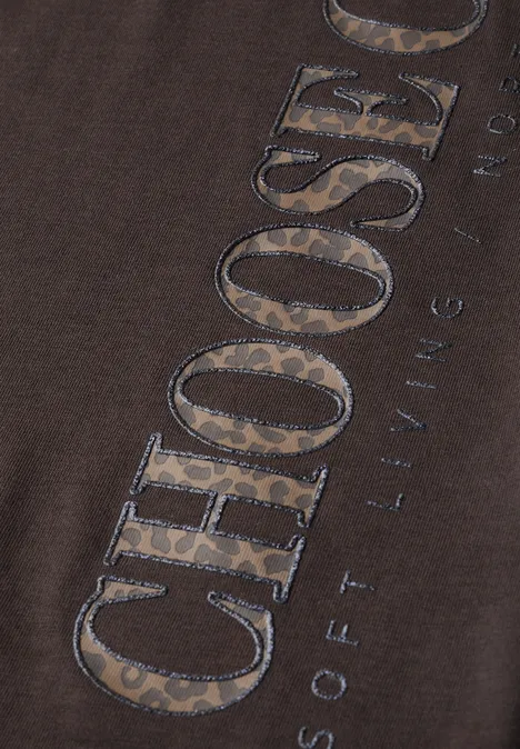 Dunkles T-Shirt mit großem 'CHOOSE'-Schriftzug im Camouflage-Look.