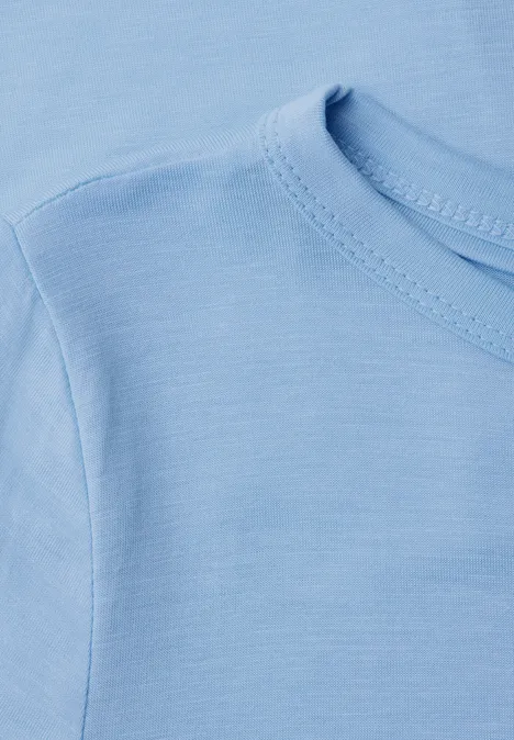 Nahaufnahme eines hellblauen T-Shirts mit sichtbarem Kragen und Schulternaht.