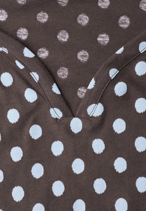 Gros plan d'un tissu marron à petits pois marron et gros pois bleu clair