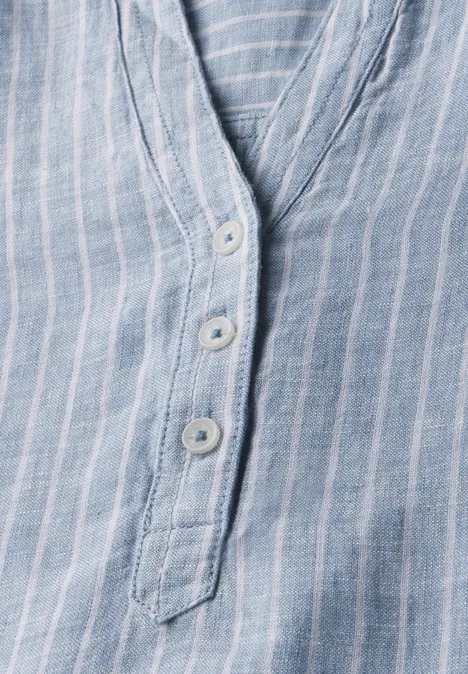 Hellblaues Hemd mit weißen Streifen und Knopfleiste.