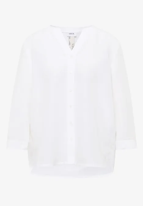 Witte, losvallende damesblouse met V-hals en knoopsluiting.