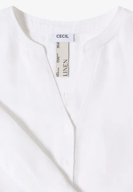 Witte linnen blouse met V-hals en merklabel bij de kraag.