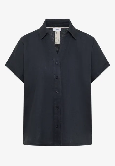 Donkerblauw, kort mouw overhemd met knoopsluiting en open kraag.