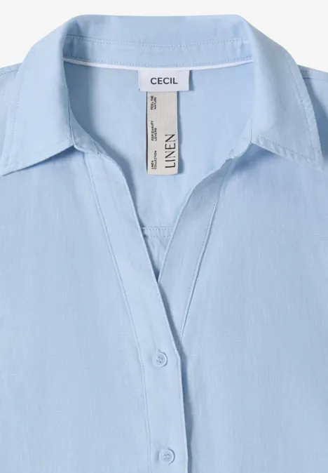 Lichtblauw linnen overhemd met kraag, knoopsluiting en zichtbaar CECIL-label.