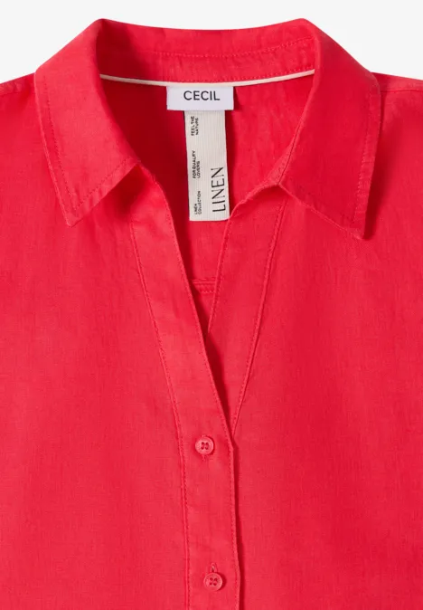Rood linnen overhemd met kraag en knoopsluiting, eenvoudig en zomers.