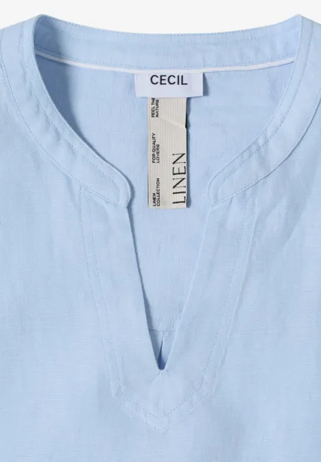 Hellblaues Leinenoberteil mit V-Ausschnitt und Etikett 'CECIL'.