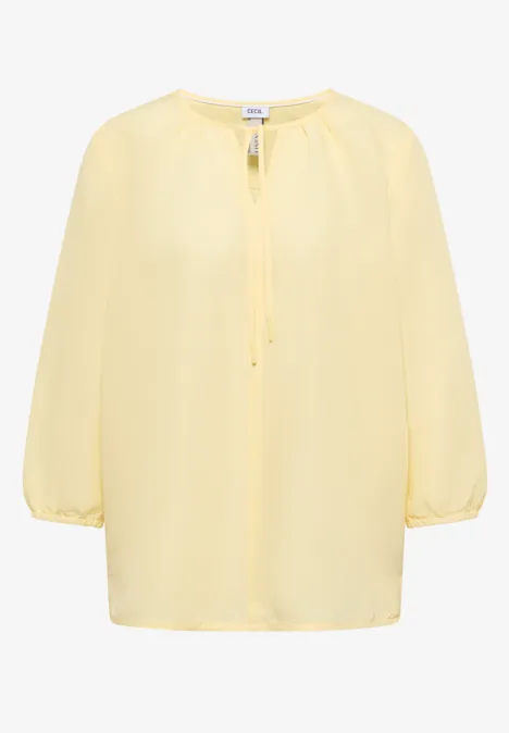 Lichtgele blouse met driekwart mouwen en een gerimpelde ronde hals.
