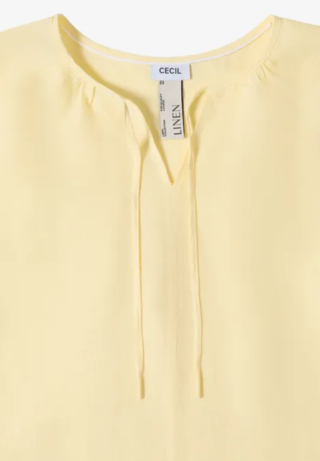 Luchtig damesblouse in zachtgeel met gesplitste halslijn en smal strikband