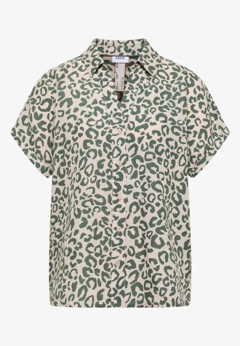 Loszittend kort mouw blouse in crème met groen luipaardprint en knoopsluiting.