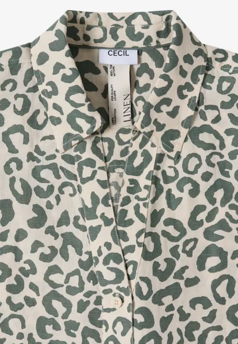 Beige blouse met donkergroen luipaardprint en klassieke kraag.