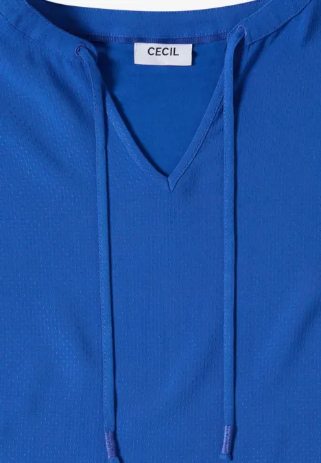 Lichtblouse voor dames in blauw met V-hals, koordsluiting en CECIL-label bij de nek.