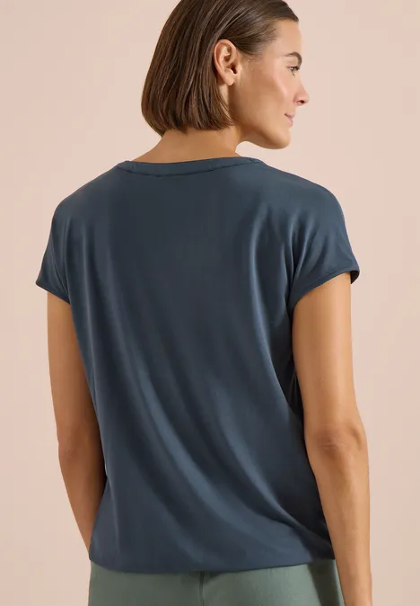 Achteraanzicht: vrouw draagt een effen donkergrijs T-shirt met korte mouwen tegen neutrale achtergrond.