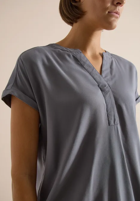 Blouse met korte mouwen en gespleten hals graphite light grey Grijs bloesje met korte mouwen en V-hals, luchtige pasvorm en minimalistisch design.
