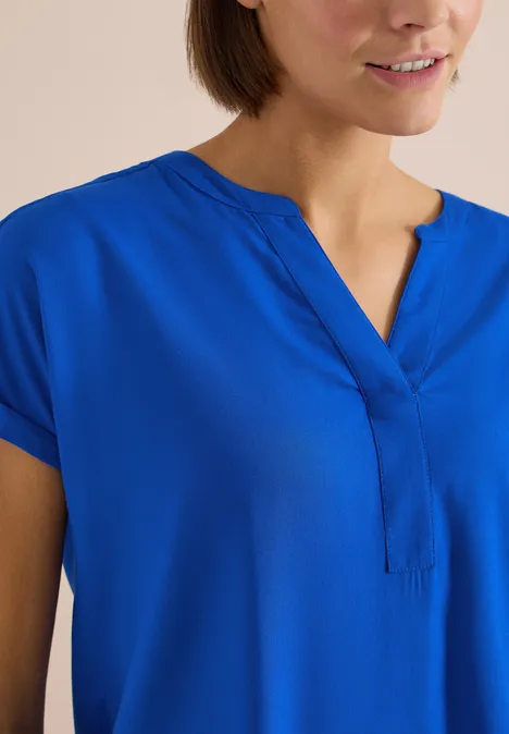 Blouse met korte mouwen en gespleten hals surf blue Vrouw in felblauw bloesje met korte mouwen en V-hals