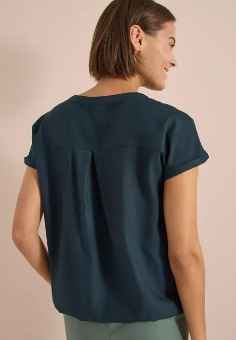 Kurzarm Bluse mit Split Neck deep petrol blue Rückenansicht: Frau trägt eine dunkelblaue, kurzärmelige, locker sitzende Bluse mit mittiger Rückenfalte.
