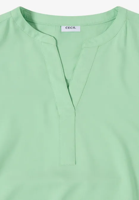 Blouse met korte mouwen en gespleten hals juicy lime Lichtgroene damestop met V-hals en korte staanderkraag.