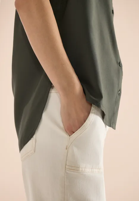 Bluzka koszulowa Basic z kołnierzykiem w jednolitym kolorze khaki Bluzka koszulowa Basic z kołnierzykiem w jednolitym kolorze khaki