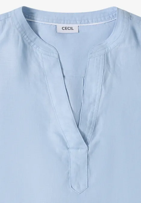 Leichtes hellblaues Oberteil mit V-Ausschnitt, feinen Ziernähten und Label 'CECIL'.