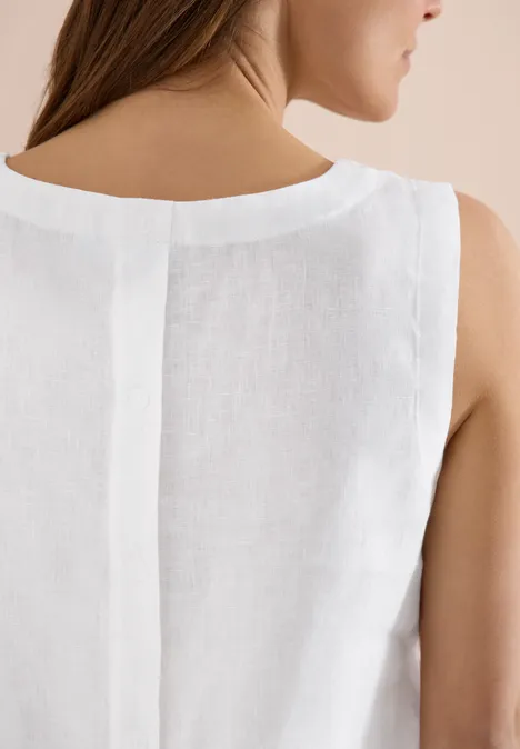 Rückansicht einer ärmellosen weißen Leinenbluse mit schlichter Mittelnaht.