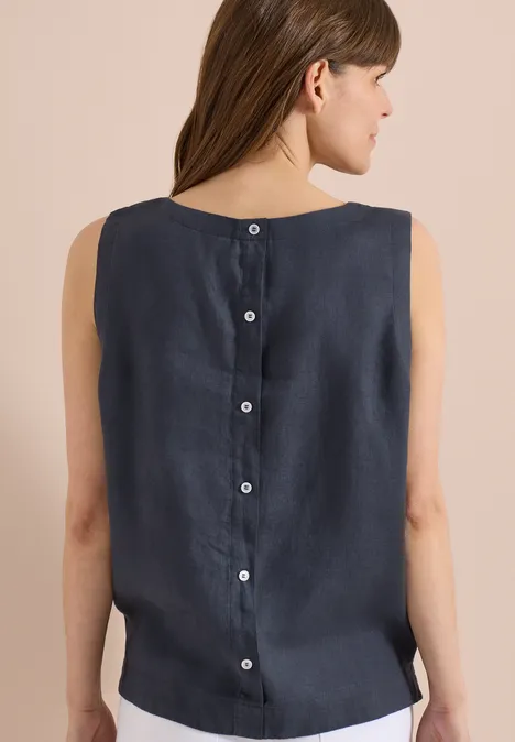 Frau von hinten in ärmellosem, dunkelblauem Top mit durchgehender Knopfleiste am Rücken.