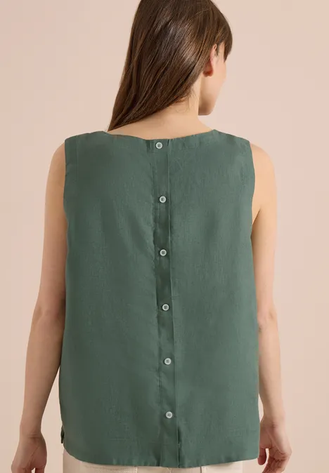 Rückansicht einer Frau im ärmellosen, olivgrünen Top mit durchgehender Knopfleiste.