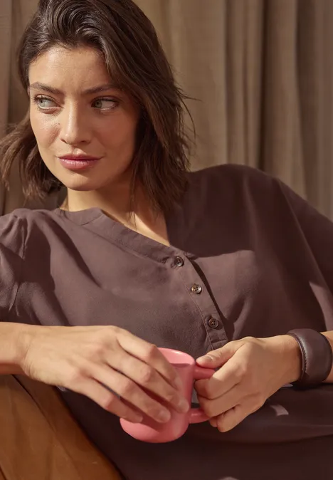 Blouse met korte mouwen en gespleten hals macchiato brown Blouse met korte mouwen en gespleten hals macchiato brown